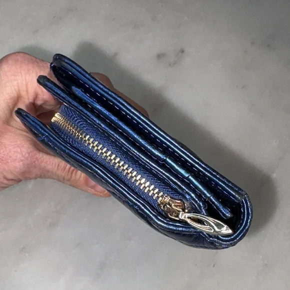 Borgasets Wallet Full Size Leather Bifold Iridescent Blue Quilted Genuine RFID - Picture 7 of 16